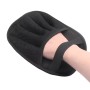 Petsation Fellentferner Handschuh in Schwarz, getragen an einer Hand.
