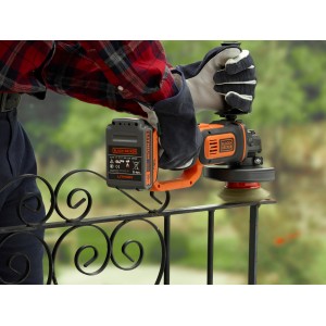 Black+Decker Akku-Winkelschleifer BCG720N (18 V, 125 mm) im Einsatz beim Schleifen eines Metallgeländers.