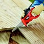 Black+Decker Elektro-Handsäge KS880EC beim Sägen von Holzdielen.
