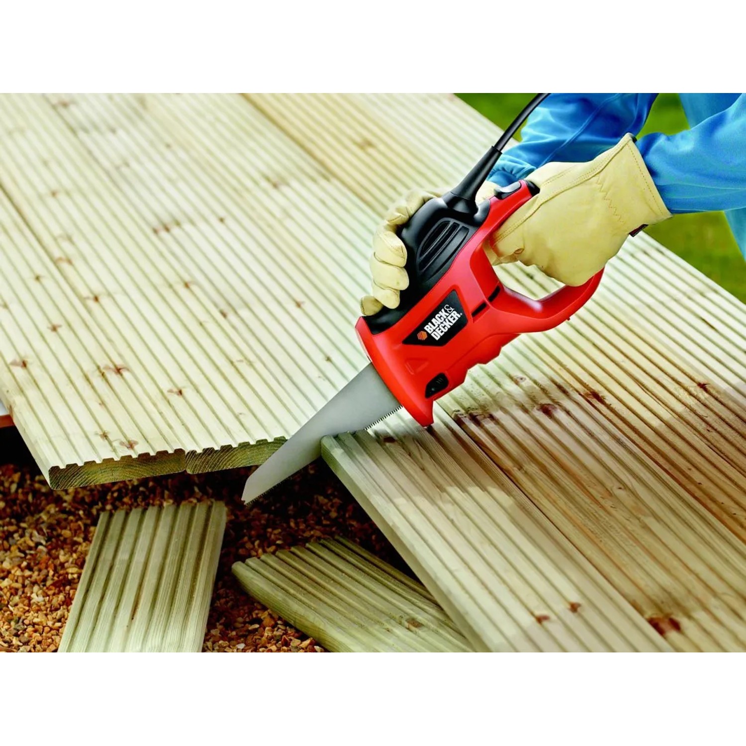 Black+Decker Elektro-Handsäge KS880EC beim Sägen von Holzdielen.