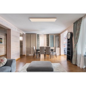 Moderne, dimmbare LED-Deckenleuchte Doro in Holzoptik/Weiß (120x30 cm) im Wohnraum.