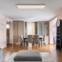 Moderne, dimmbare LED-Deckenleuchte Doro in Holzoptik/Weiß (120x30 cm) im Wohnraum.