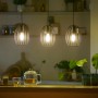 Drei klare Philips E14 LED-Leuchtmittel in Kerzenform unter Pendelleuchten.