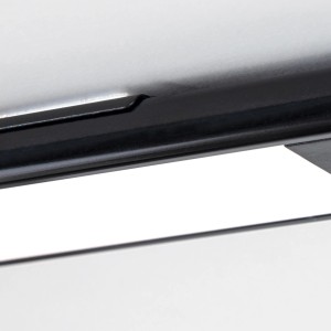 Detailaufnahme der schwarzen Orion LED Akku Schrankleuchte, 40 cm, mit Sensor.