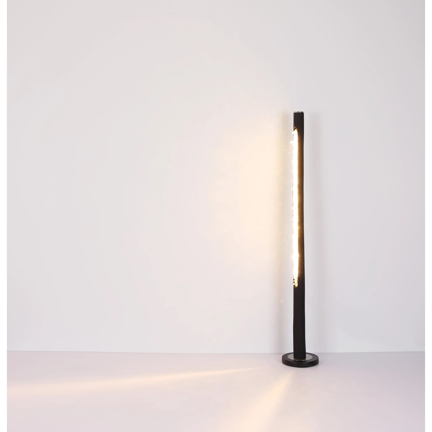 Moderne LED-Stehlampe Felicitas in Schwarz matt, 151 cm hoch, mit Acrylkristallen. Design-Stehleuchte für Wohnräume.
