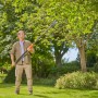 Mann schneidet Baum mit Gardena StarCut Pro L Baum- und Strauchschneider im Garten.