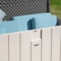Sandfarbene Lifetime Gartenbox 151x72x69 cm mit blauen Kissen, geöffnet.
