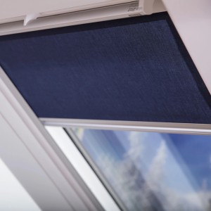 Velux Sichtschutzrollo, manuell, blau, für Dachfenster zur Lichtminderung und als Blickschutz.