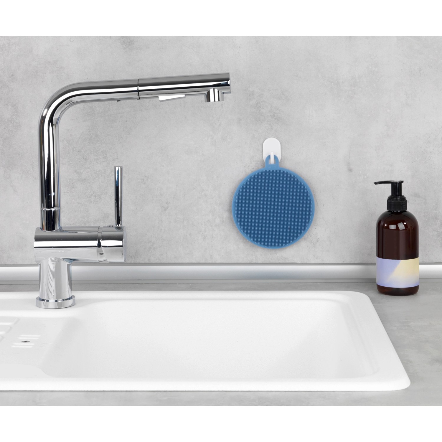 Wenko Silikon Spülschwamm Soft 2er-Set in Blau, hängend in der Küche.