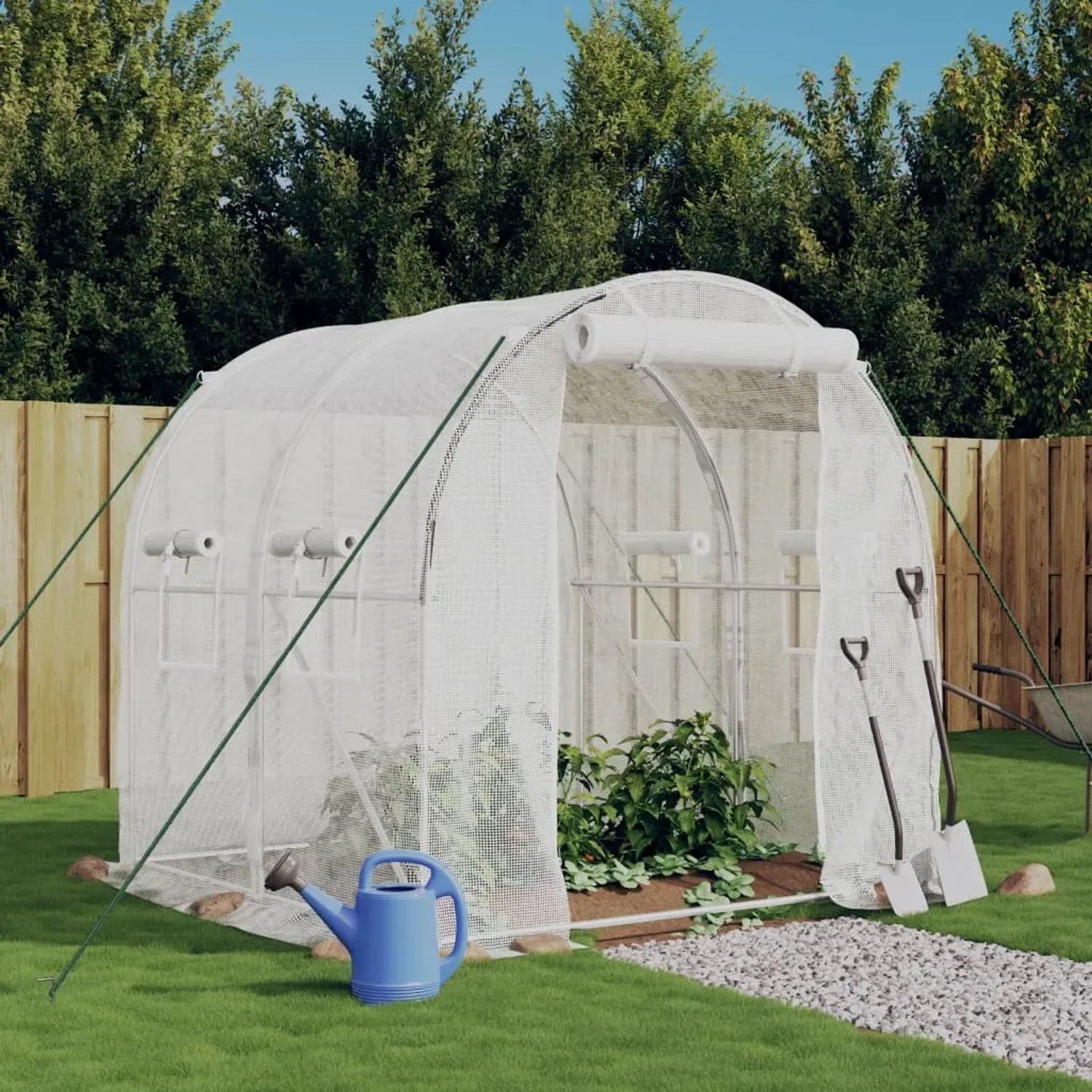 Weißes furnicato Gewächshaus mit Stahlrahmen, 4 m², mit Pflanzen und Gartengeräten im Garten.