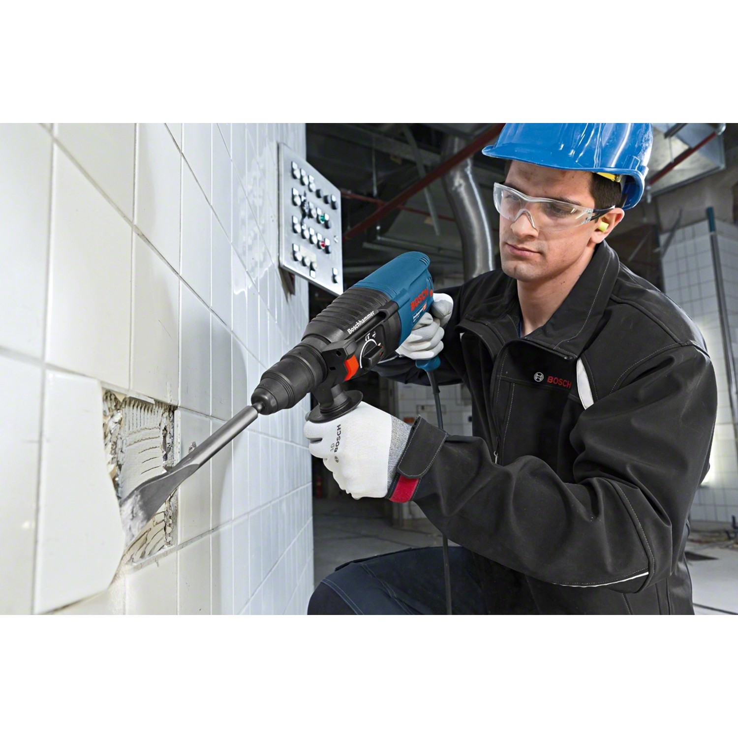 Bosch Professional Bohrhammer GBH 2-26 F beim Stemmen von Fliesen.