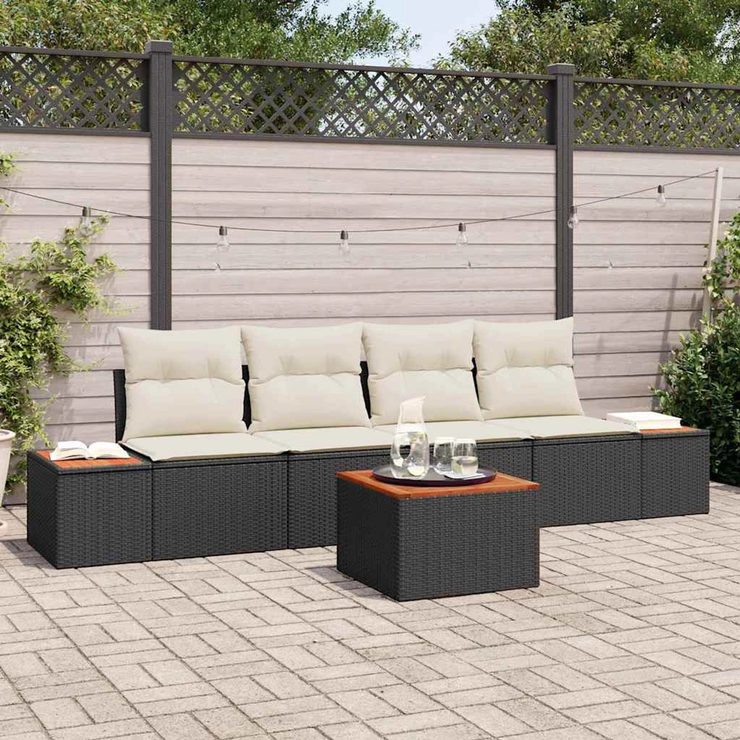 Schwarzes 5-tlg. vidaXL Garten-Sofa-Set aus Poly Rattan mit Kissen und Tisch.