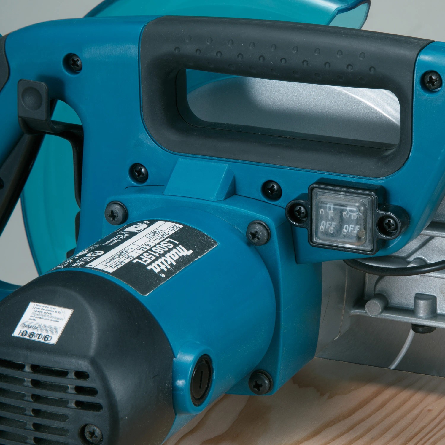 Makita LS0815FLN Kapp- und Gehrungssäge (216 mm) mit blauem Gehäuse, Tragegriff und Schalter.
