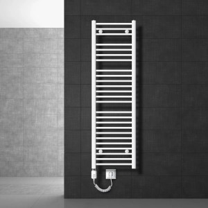 Weißer, elektrischer LuxeBath Badheizkörper, 400x1500 mm, mit Heizstab an dunkler Wand.