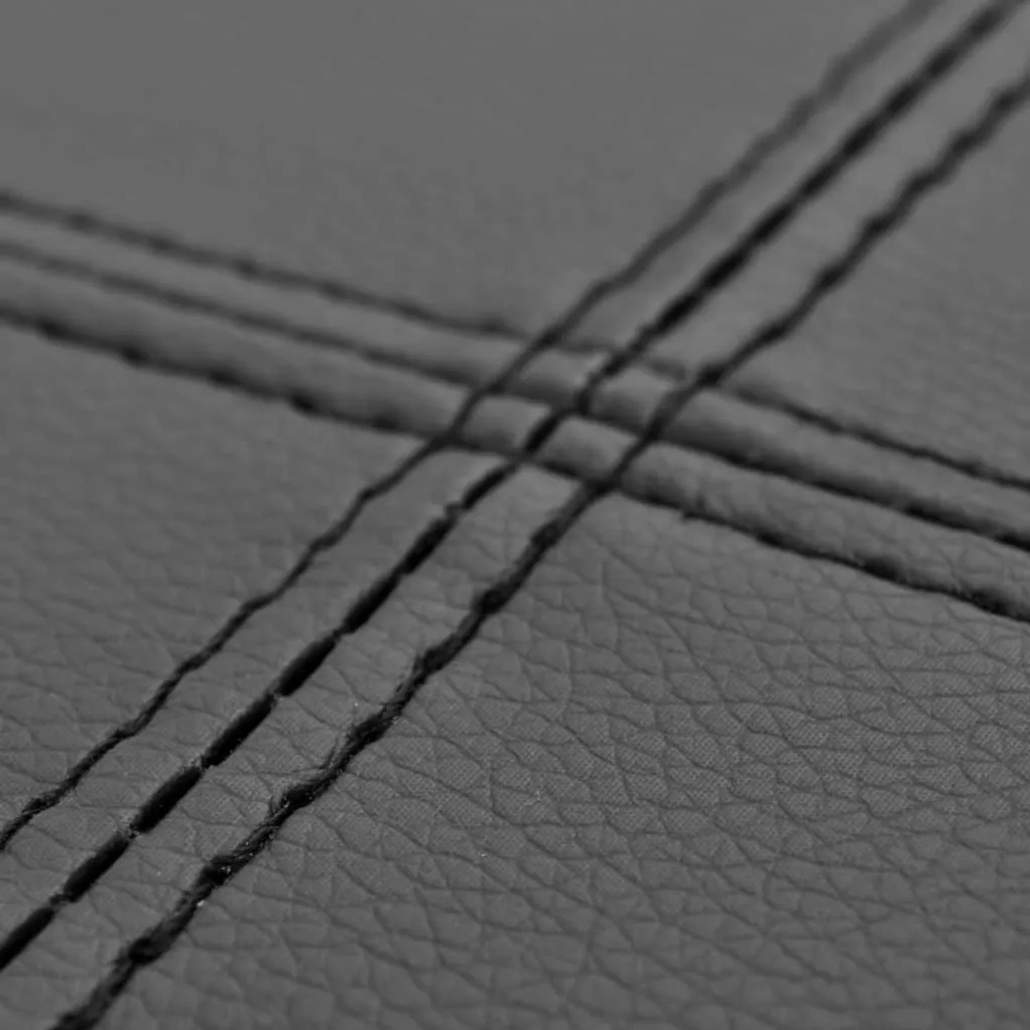 Detailaufnahme: Schwarzes Kunstleder der vidaXL Sitzbank mit Ziernähten.