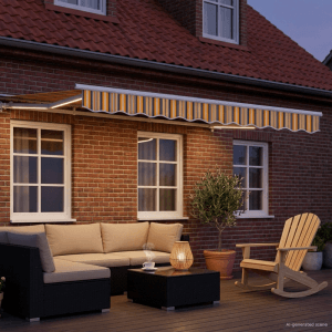 Elektrische Ausziehmarkise gelb-grau-weiß gestreift, mit LED-Licht, über Terrasse. Sonnenschutz für Garten.