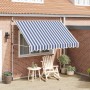 Handbetriebene, blau-weiß gestreifte Markise, 300 cm breit, am Haus montiert.