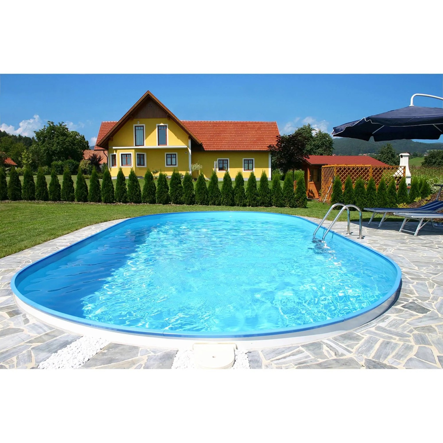 Ovaler Summer Fun Stahlwandpool FERRARA (525x320x120 cm) im Garten mit Haus im Hintergrund.
