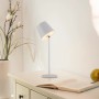 Weiße Akku-LED-Tischleuchte Boteria von Just Light, Ø 11 cm, Höhe 37 cm, auf Tisch mit Buch.