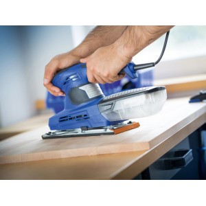 Blauer LUX Exzenterschleifer beim Schleifen einer Holzoberfläche. Schleifmittel für feine Arbeiten.