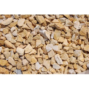 Nahaufnahme von Gold-Ocker Marmorsplitt (16-25 mm) als Zierkies.