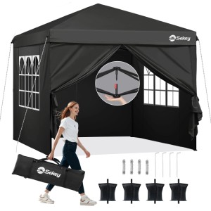 Schwarzer Sekey Pop Up Pavillon 3x3m mit Seitenteilen, Frau trägt Tragetasche. Inkl. Sandsäcke & Zubehör für Outdoor.