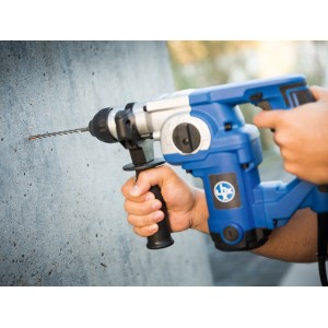 LUX Hammerbohrer Comfort SDS-Plus im Einsatz: Betonbohrer bohrt Loch in Betonwand.
