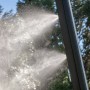 Detailaufnahme: Gre Aluminium-Solardusche Luxe 38 l im Betrieb, Wasserstrahl