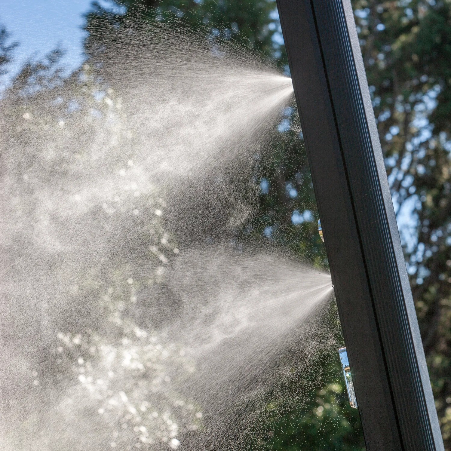 Detailaufnahme: Gre Aluminium-Solardusche Luxe 38 l im Betrieb, Wasserstrahl