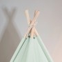 Detailaufnahme: Pastellgrünes Sunny Tipi Zelt Alba mit Holzstäben, ideal für Spiel & Spaß.