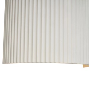 Beige ovale Wandleuchte mit vertikaler Rippenstruktur. Skandinavisches Design für Flur, Schlafzimmer, Wohnzimmer.