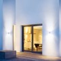 Moderne Steinel LED-Außenwandleuchte L 910 S in Anthrazit mit Bewegungsmelder an Hauswand.