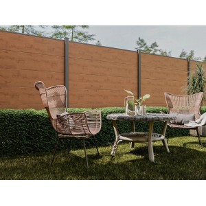 GroJa BasicLine Steckzaun in Asteiche Natur, 180x180cm, im Garten mit Sitzgruppe.