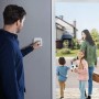 Mann bedient Eufy Alarm-Set Tastenfeld, Familie kommt nach Hause. Sicherheitssystem für Zuhause.