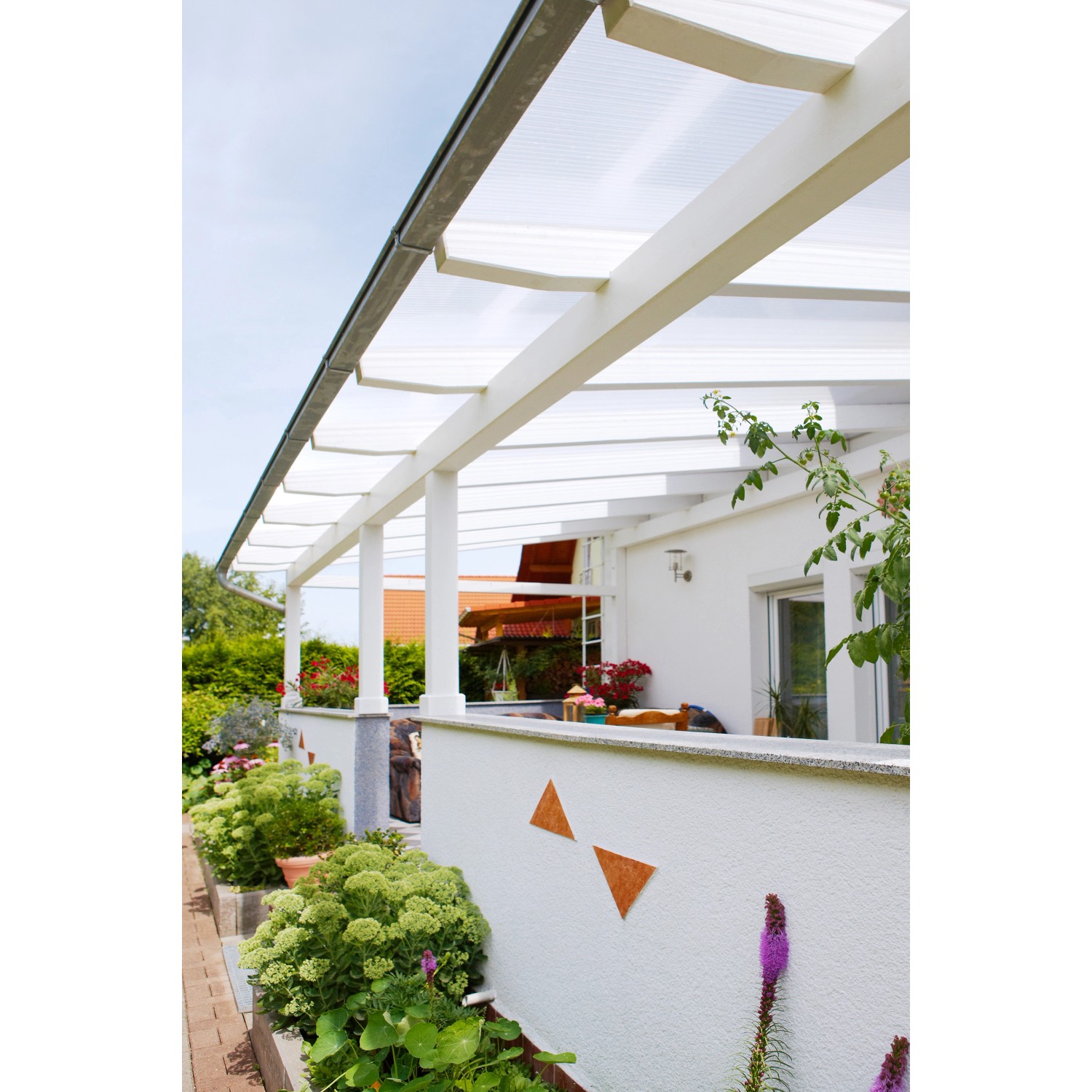Terrassenüberdachung mit weiß-opalen 16 mm Hohlkammerplatten als Kunststoffbedachung.
