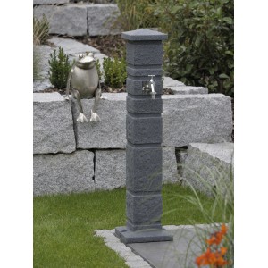 Arves Wasserzapfstelle Romana Black Granit mit Chromhahn im Garten.