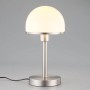 Moderne Lindby Tischlampe Jolie aus gebürstetem Metall mit leuchtendem, halbkugelförmigem Glasschirm für Schlafzimmer.
