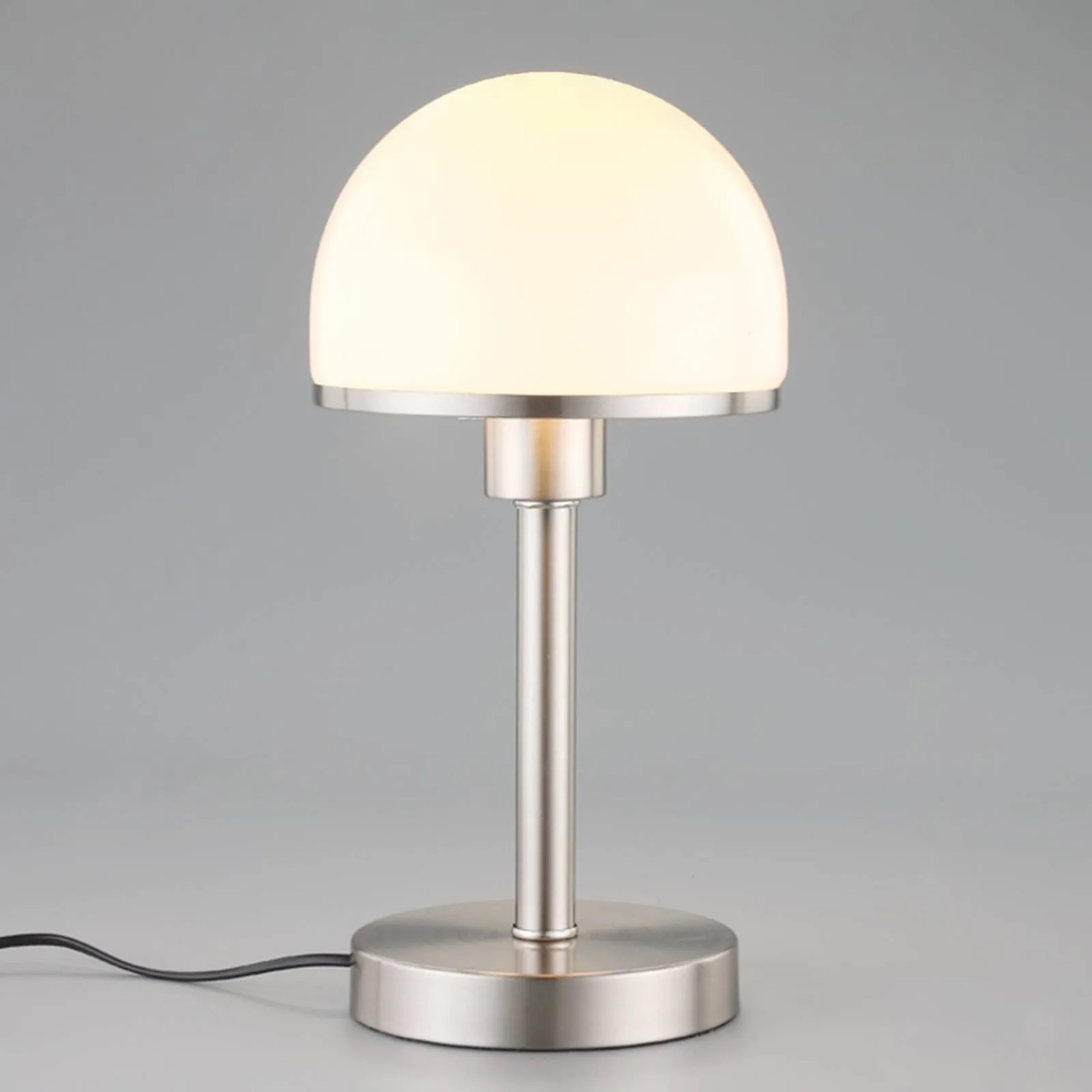 Moderne Lindby Tischlampe Jolie aus gebürstetem Metall mit leuchtendem, halbkugelförmigem Glasschirm für Schlafzimmer.