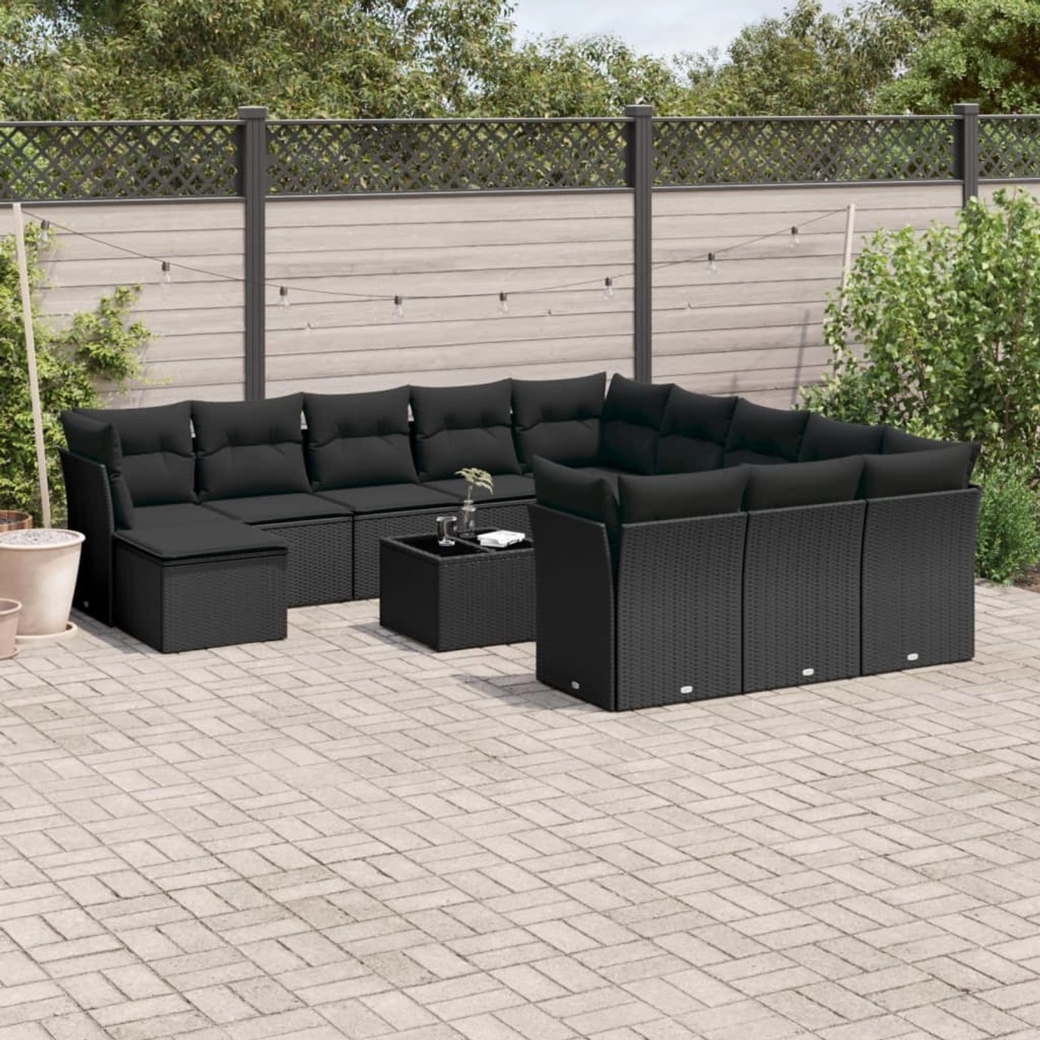 Schwarze 13-tlg. vidaXL Garten-Sofagarnitur aus Poly Rattan mit Kissen und Tisch.