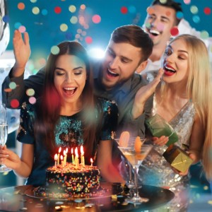 Fröhliche Partygäste feiern Geburtstag mit buntem Konfetti, Kuchen und Getränken. Ideal für Konfettikanone & Party Popper.