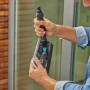 Gardena Cleansystem Fensterwischer mit Mikrovlies und Abziehlippe in Nutzung.