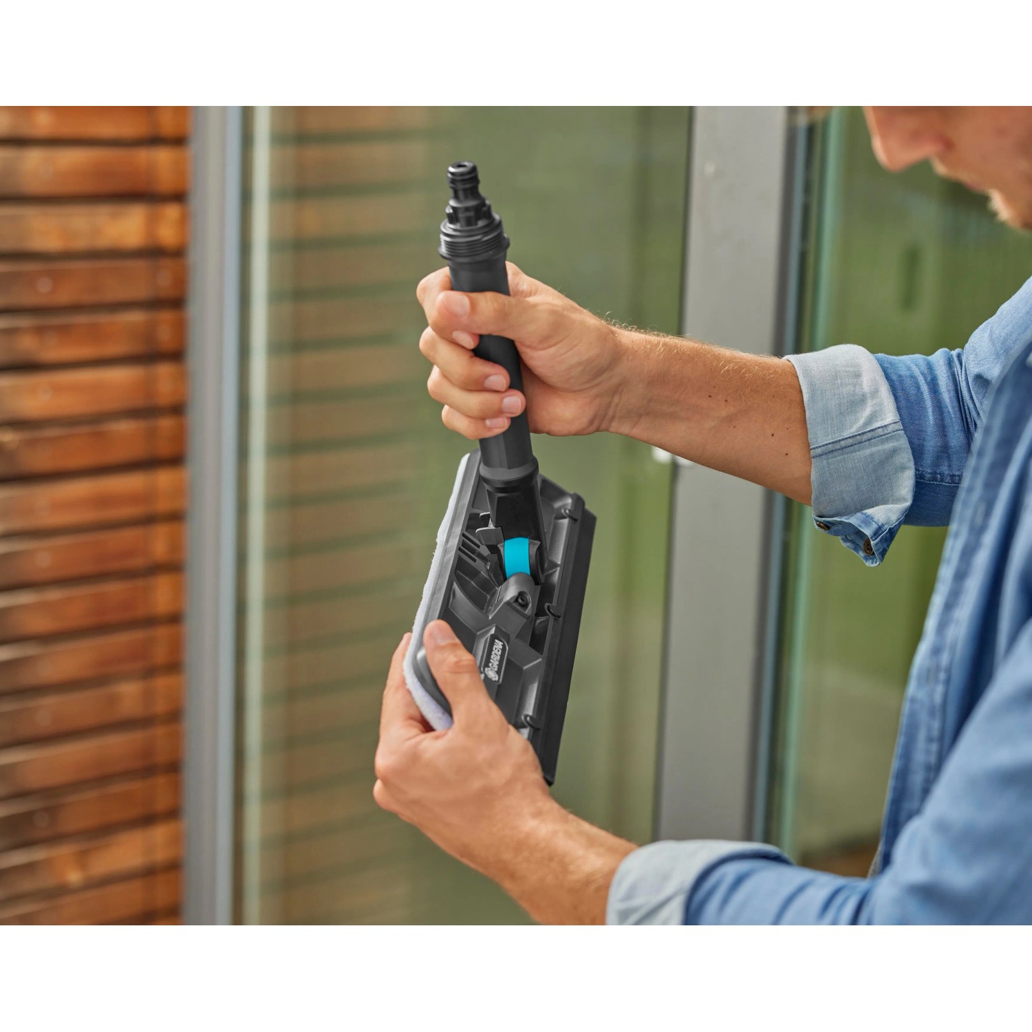Gardena Cleansystem Fensterwischer mit Mikrovlies und Abziehlippe in Nutzung.