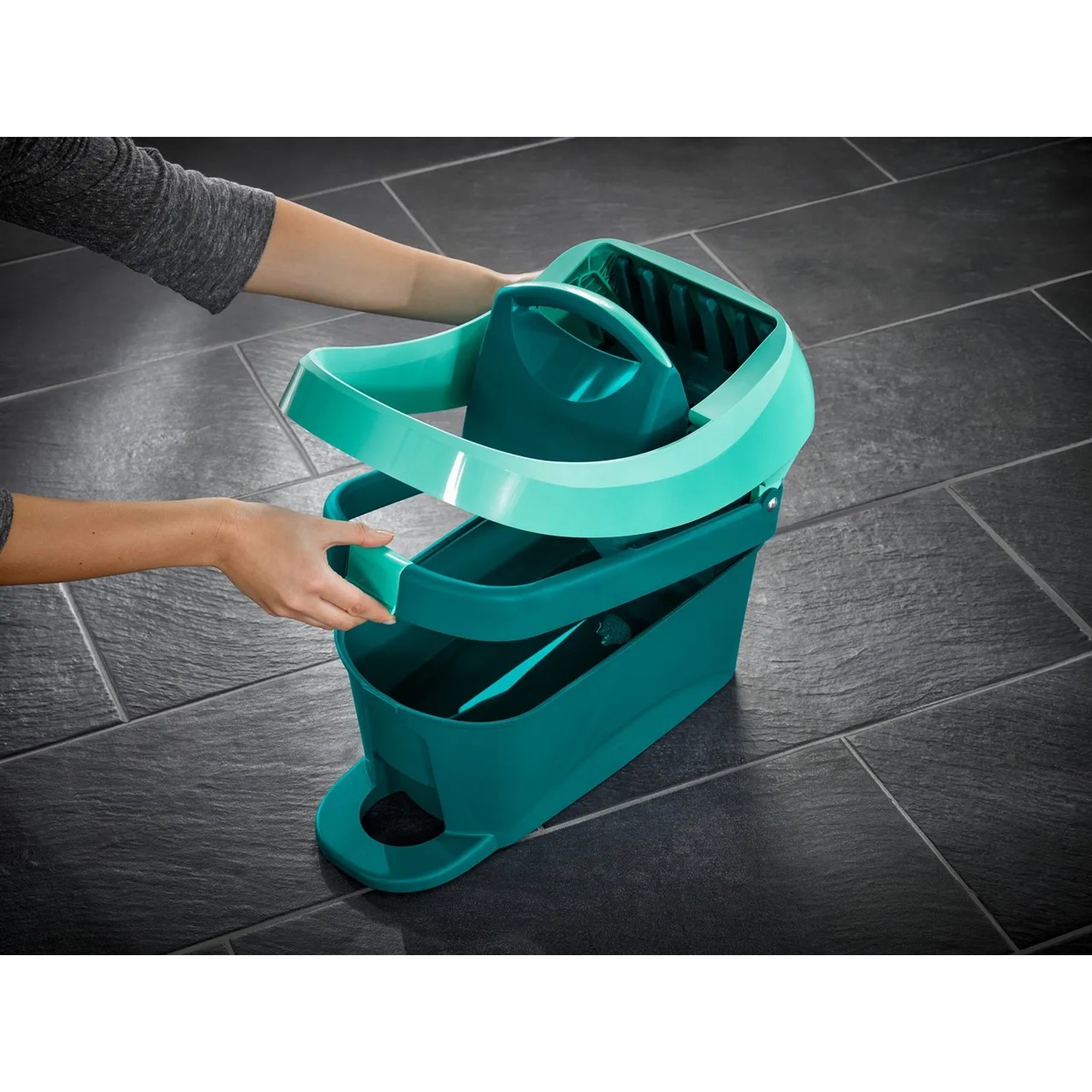 Leifheit Wischtuchpresse Profi mit Rollen, türkis, 8 l Fassungsvermögen. Reinigungsgerät für Fliesen.
