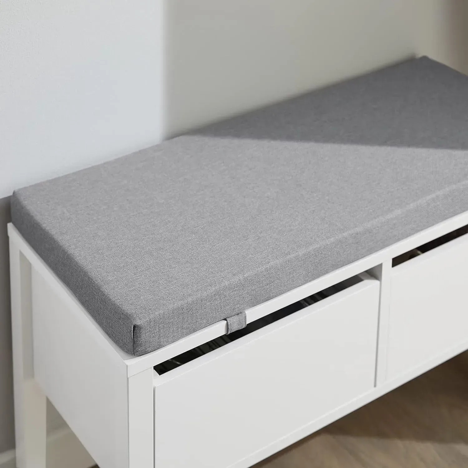 Weiße SoBuy Schuhbank mit grauem Sitzkissen und zwei Schubladen für Stauraum.