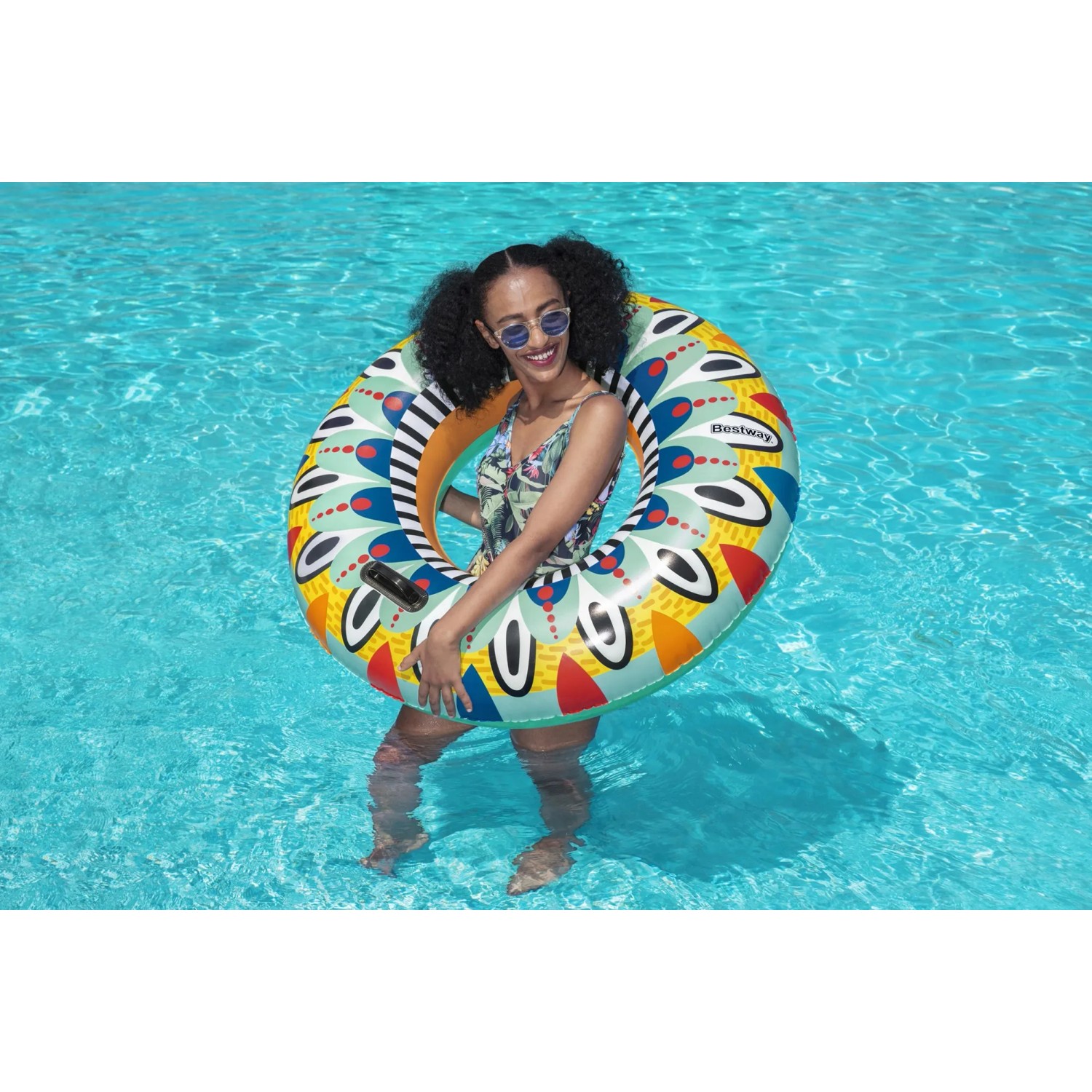 Frau mit farbenfrohem Bestway Schwimmring Flirty Fiesta (Ø 94 cm) im Pool.