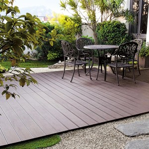 Verlegte CoBAM® Bambus Terrassendielen in Mokka mit Sitzgruppe im Garten.