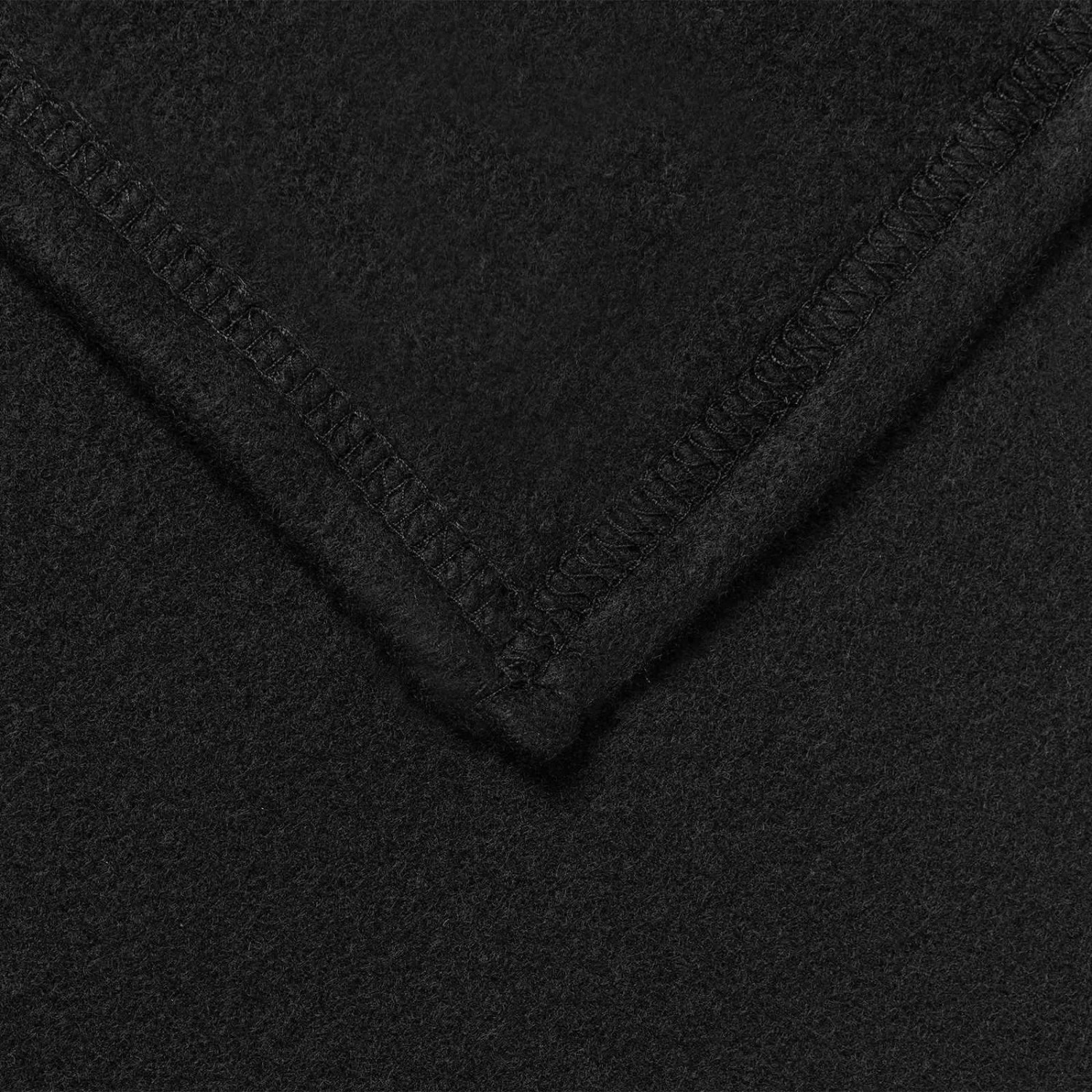 Detailaufnahme: Schwarze vidaXL Wohndecke (6er-Set) aus Fleece, 240x220 cm, weich und wärmend.