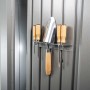 Innenansicht Biohort Gerätehaus Neo, dunkelgrau-metallic. Gartengeräte hängen an einer Leiste an der Metallwand.