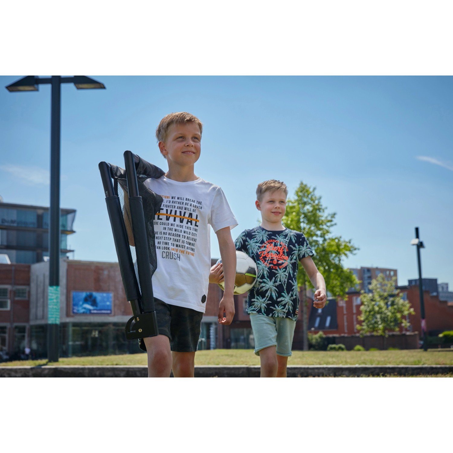 Zwei Jungen mit Salta Fußballtor Set Challenge, zusammengeklappt, für Spiel & Spaß im Freien.