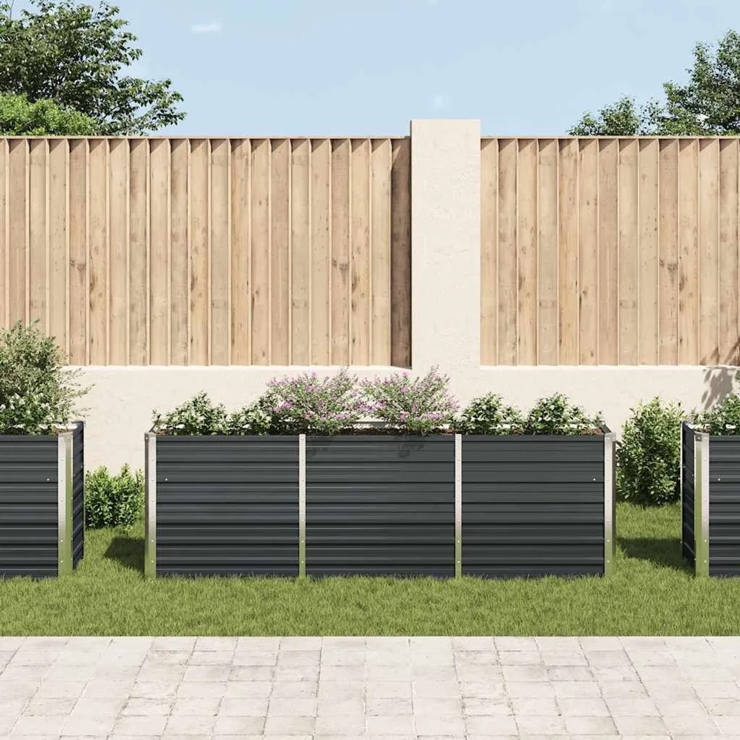Anthrazitfarbenes vidaXL Garten-Hochbeet aus verzinktem Stahl (240x40x77 cm) mit Pflanzen.